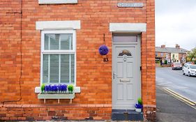 New! Spacious 2-Bed Home In Chester By 53 Degrees Property, Ideal For Long Stays, Great Location - Sleeps 6